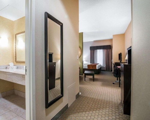 University Inn Vestal image 13